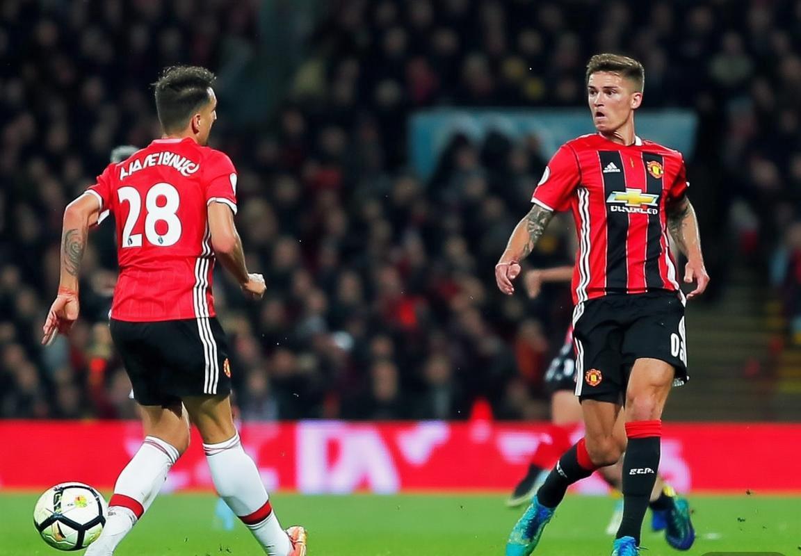 英超榜首争夺战：曼联对阵伯恩茅斯，滕哈格战术阻击利物浦登顶老特拉福德